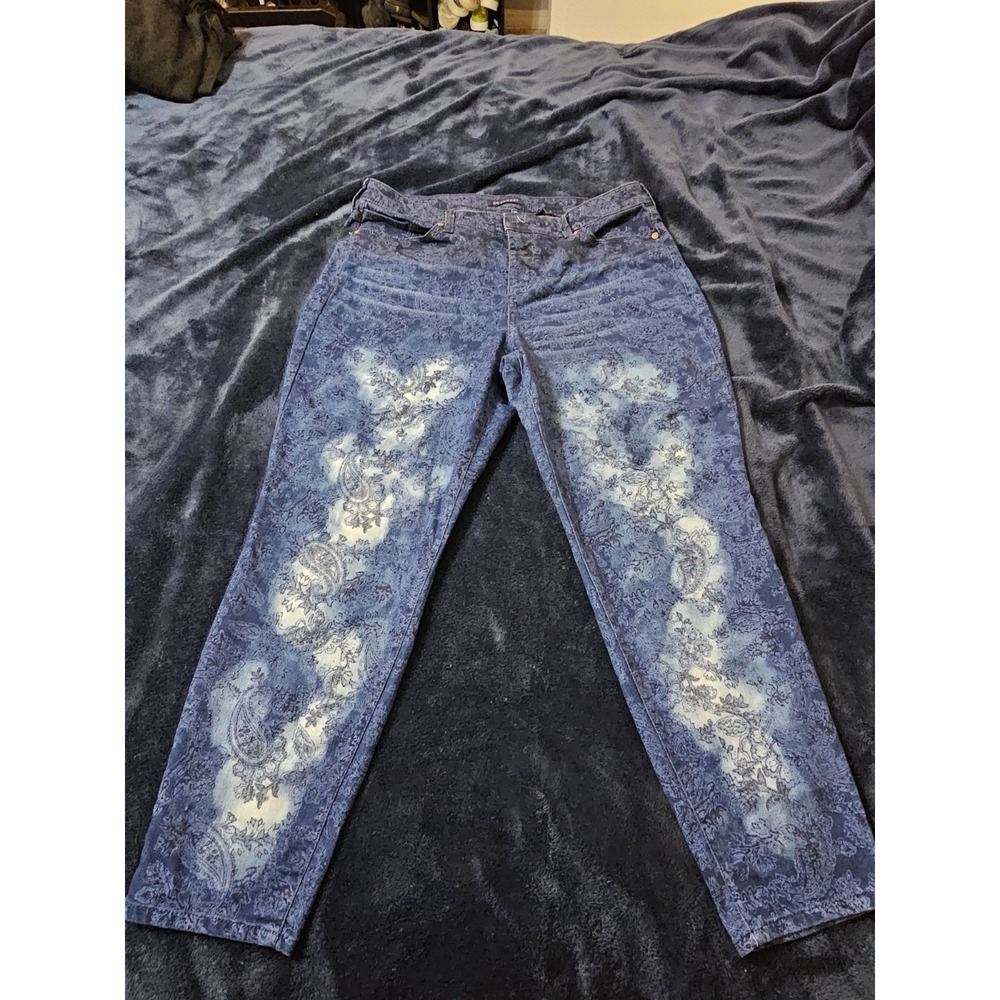 Bandolino Lisbeth crop jeans in a blue ombre paisley print